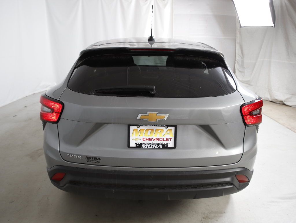 Used 2024 Chevrolet Trax LS w/ Driver Confidence Package FWD image 5