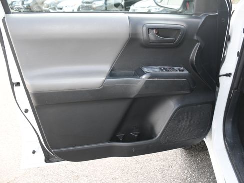 Used 2017 Toyota Tacoma SR image 9