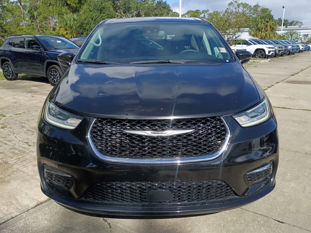 Used 2024 Chrysler Pacifica Touring-L FWD image 2