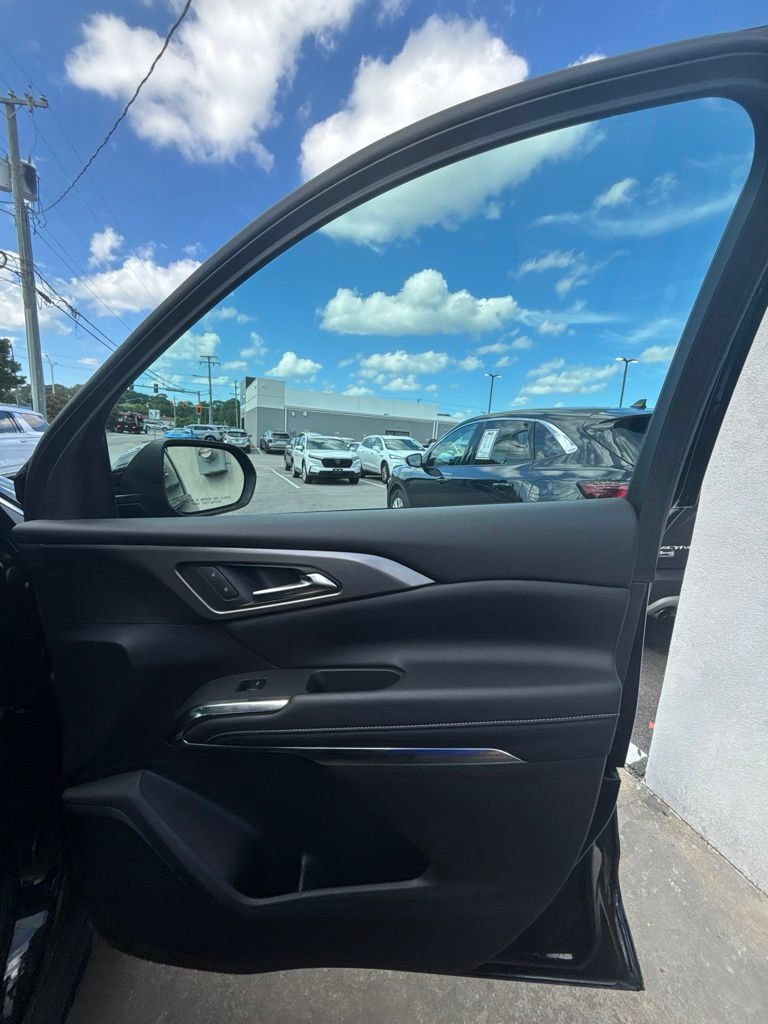 Used 2026 Chevrolet Traverse LT AWD/4WD image 25