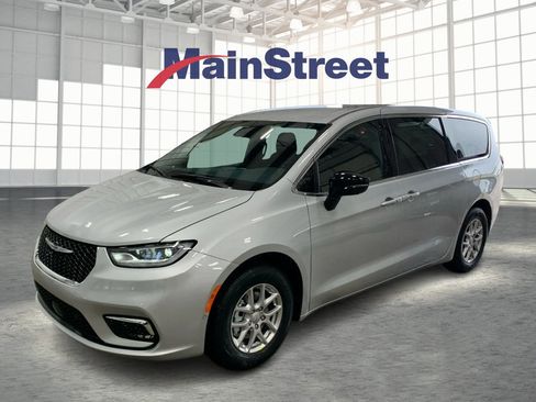 New 2026 Chrysler Pacifica Select image 1