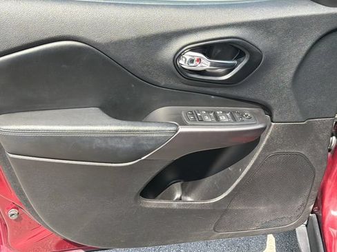Used 2021 Jeep Cherokee Latitude FWD image 16