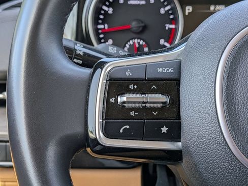 Used 2024 Kia Carnival EX FWD image 23