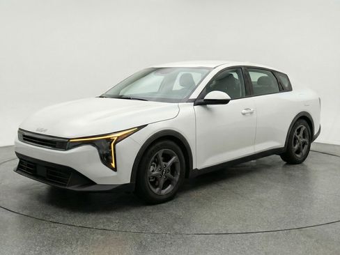 Used 2025 Kia K4 LXS image 3