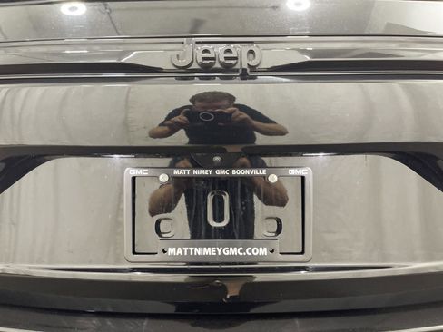 Used 2023 Jeep Grand Cherokee Limited w/ Black Appearance Package image 12