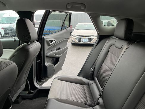 Used 2025 Chevrolet Trax LT w/ LT Convenience Package image 39