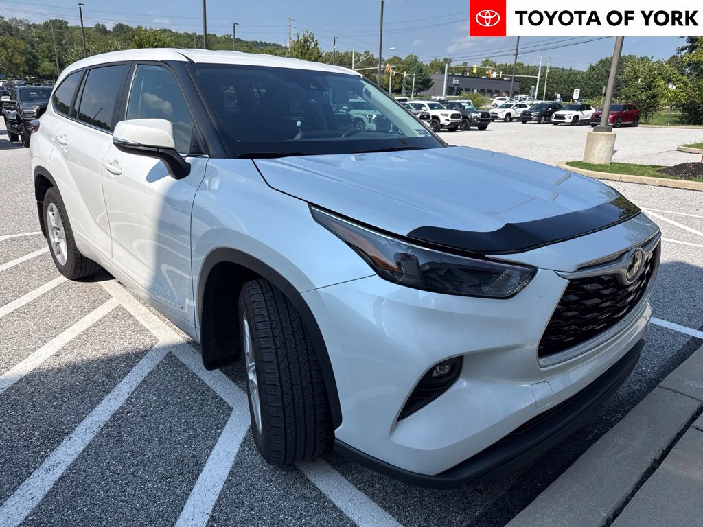 Used 2023 Toyota Highlander LE FWD image 1