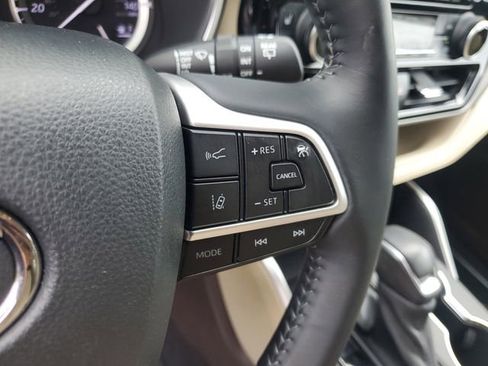 Used 2022 Toyota Highlander XLE FWD image 21