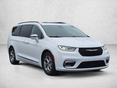 Used 2022 Chrysler Pacifica Limited FWD image 3