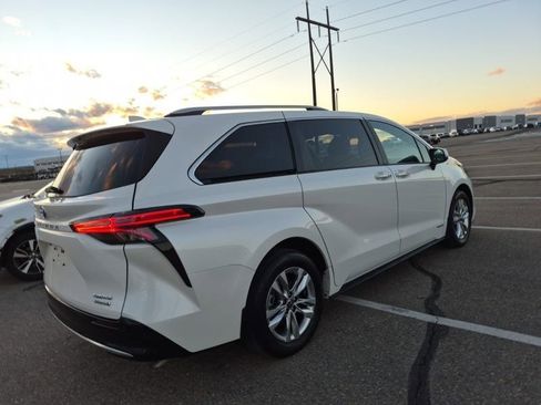 Used 2021 Toyota Sienna Limited image 4