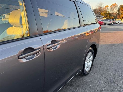 Used 2013 Toyota Sienna LE image 17