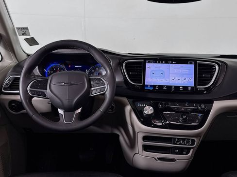 Used 2022 Chrysler Pacifica Touring-L FWD image 23