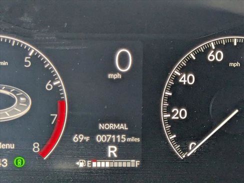 Used 2025 Honda Pilot Touring image 11