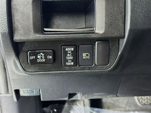 Used 2019 Toyota Tacoma TRD Off-Road w/ Technology Package AWD/4WD image 11