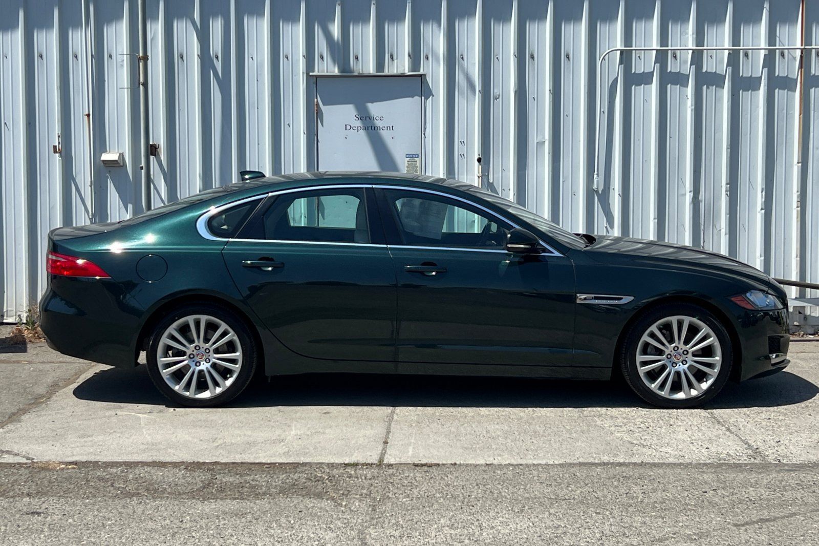 Used 2017 Jaguar XF Prestige RWD image 3
