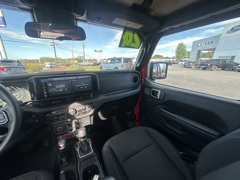 Used 2024 Jeep Wrangler Unlimited Rubicon 4xe image 18