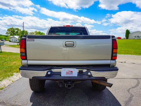 Used 2005 GMC Sierra 2500 SLT w/ Heavy-Duty Power Package AWD/4WD image 4