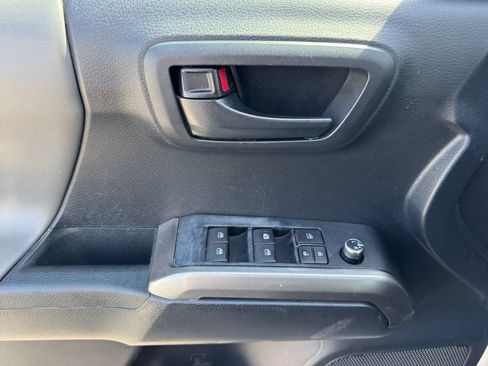 Used 2018 Toyota Tacoma SR5 w/ SR5 Appearance Package (SM) image 20