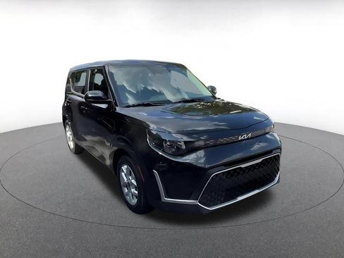 Used 2025 Kia Soul LX w/ LX Technology Package FWD image 3