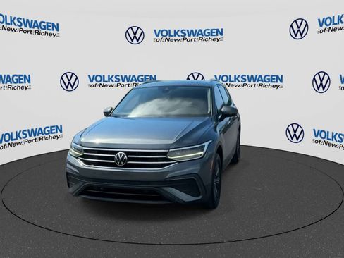 Used 2022 Volkswagen Tiguan SE w/ Panoramic Sunroof Package FWD image 3