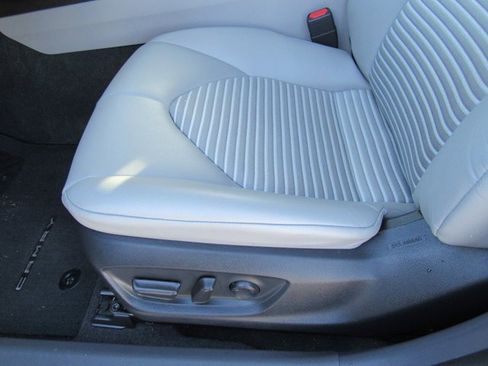 Used 2024 Toyota Camry SE image 12