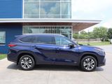 Used 2021 Toyota Highlander XLE image 2