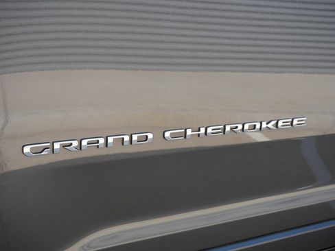 Used 2022 Jeep Grand Cherokee L Overland w/ Luxury Tech Group IV AWD/4WD image 13