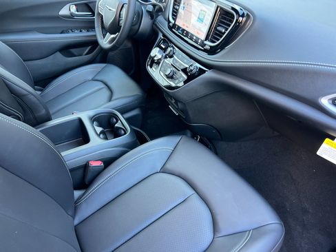 New 2026 Chrysler Pacifica Select image 17