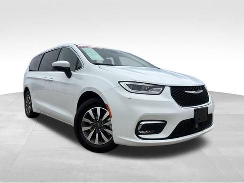 Used 2023 Chrysler Pacifica Touring-L FWD image 2