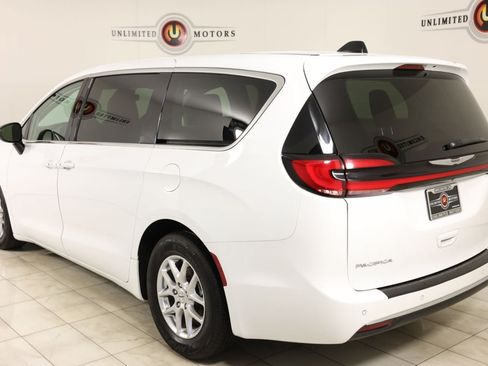 Used 2024 Chrysler Pacifica Touring-L FWD image 4