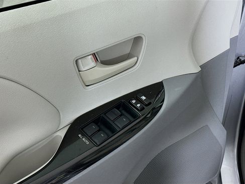 Used 2011 Toyota Sienna LE image 15