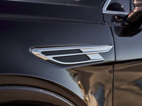 Used 2023 Bentley Bentayga Extended Wheelbase image 7