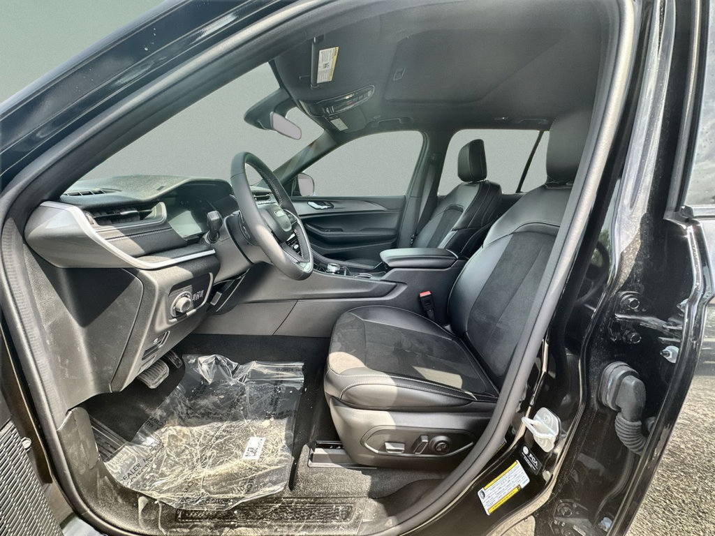 New 2025 Jeep Grand Cherokee Altitude RWD image 32