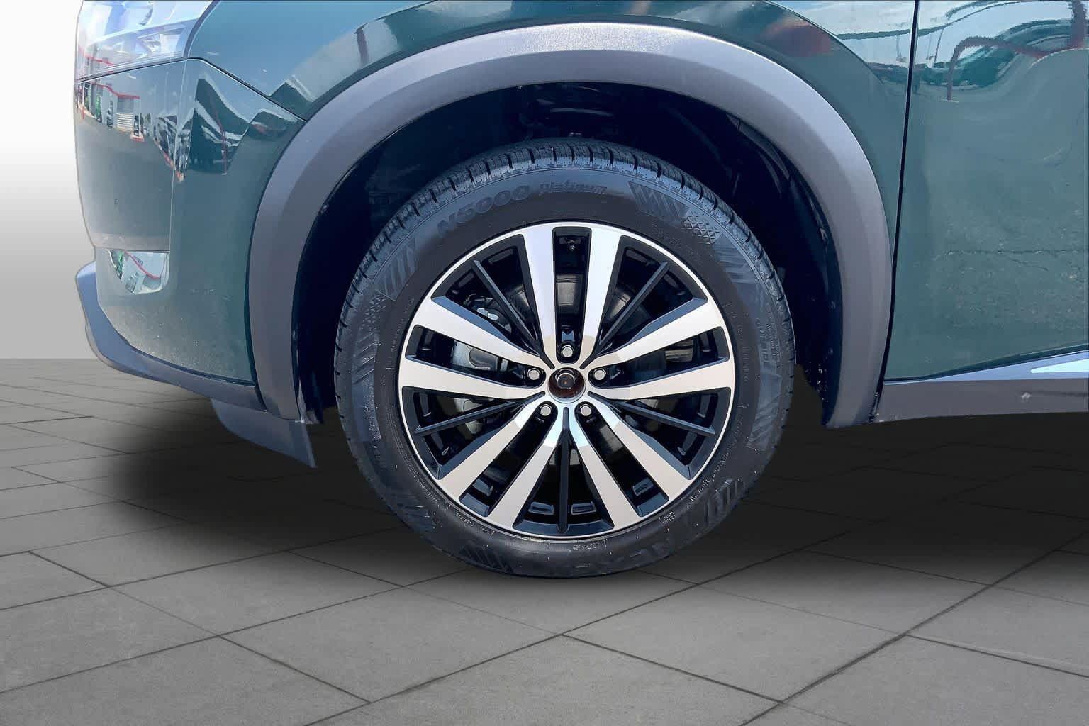 Used 2023 Nissan Pathfinder Platinum FWD image 11