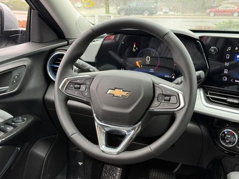 Used 2025 Chevrolet Trax LT w/ Driver Confidence Package image 13