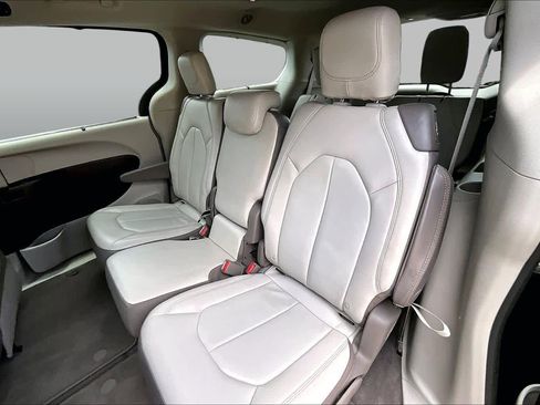 Used 2017 Chrysler Pacifica Touring-L w/ Tire & Wheel Group FWD image 21