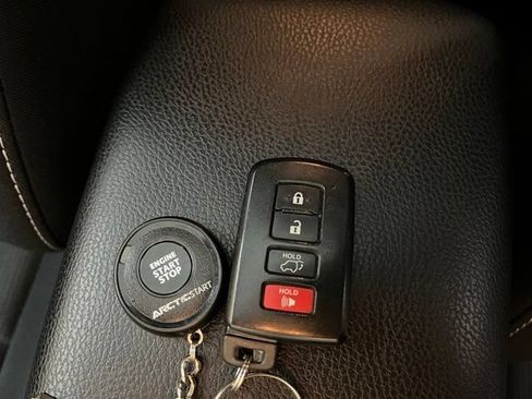 Used 2018 Toyota RAV4 XLE AWD/4WD image 46