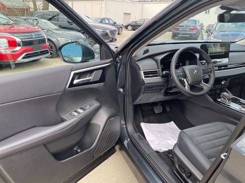 New 2025 Mitsubishi Outlander SE image 10