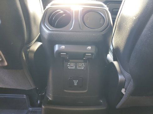 Used 2025 Jeep Wrangler Sahara image 12