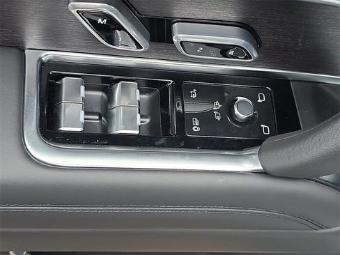 New 2025 Land Rover Range Rover Long Wheelbase SE image 29