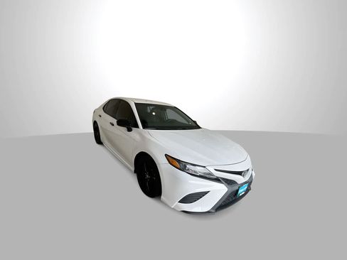 Used 2020 Toyota Camry SE w/ Carpet Mat Package FWD image 2