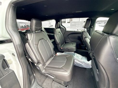New 2026 Chrysler Pacifica Select image 31