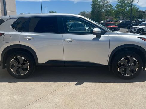 Used 2025 Nissan Rogue SV AWD/4WD image 4
