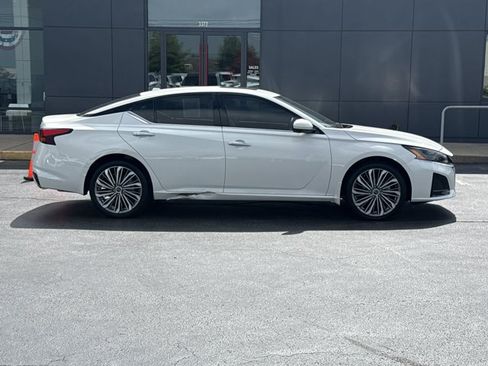 Used 2025 Nissan Altima 2.5 SL AWD/4WD image 2