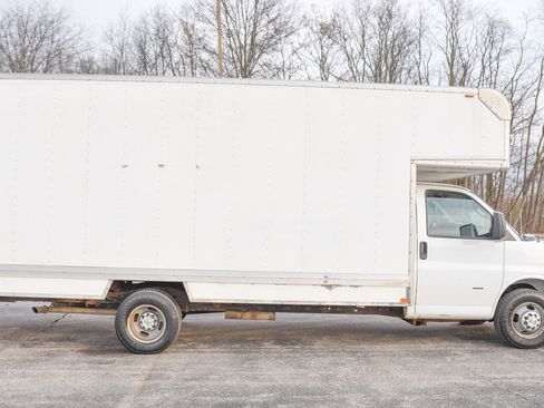 Used 2019 Chevrolet Express 3500 Extended w/ Driver Convenience Package image 6