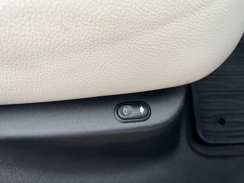 Used 2019 Land Rover Range Rover Velar R-Dynamic SE image 33