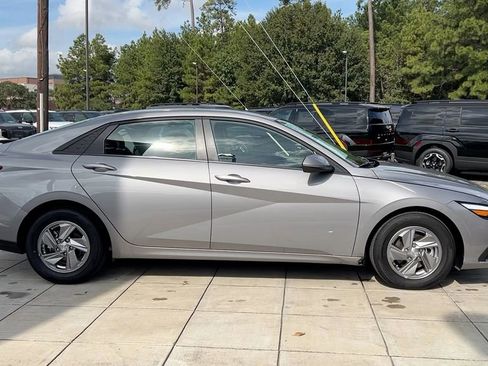 Certified 2025 Hyundai Elantra SE image 18