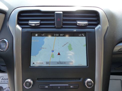 Used 2018 Ford Fusion SE w/ Fusion SE Technology Package FWD image 32