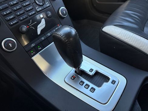 Used 2010 Volvo V70 R-Design image 27