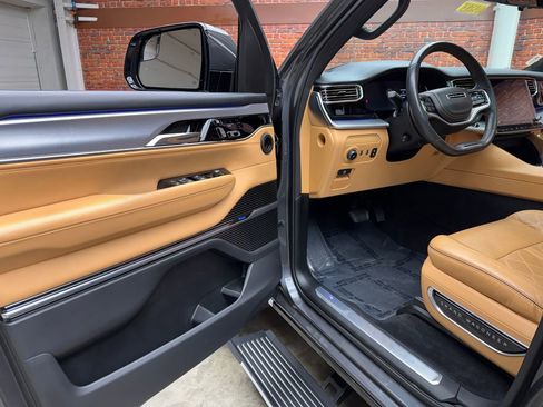 Used 2022 Jeep Grand Wagoneer Series III w/ Rear Seat Video Group 1 AWD/4WD image 9